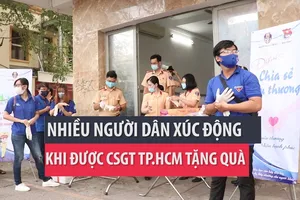 CSGT tặng quà, cụ bà khóc: Có gạo nấu cơm, có mì làm canh rồi