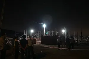 Người dân hiếu kỳ kéo đến hiện trường vụ sập tường ở Đồng Nai