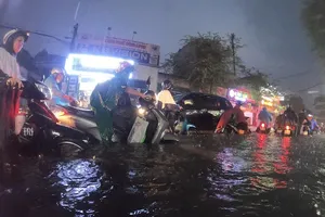 Video: Hàng loạt tuyến đường ở TP.HCM ngập nặng sau mưa