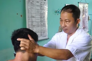 Thiếu tá 10 năm chữa bệnh miễn phí cho người nghèo