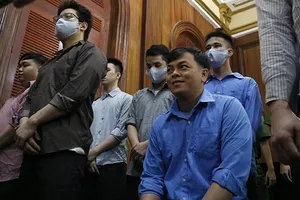 ‘Đại gia đeo vàng’ Phúc XO đi lại khó khăn tại tòa