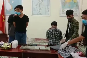 Bắt quả tang 2 người vận chuyển trái phép 6 bánh heroin