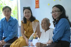 Thăm, tặng 56 phần quà cho người có công với cách mạng