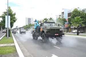 Bộ đội phun thuốc khử trùng toàn quận Sơn Trà