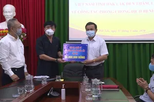 Bí thư Đắk Lắk thăm, tặng quà ở khu cách ly phòng dịch