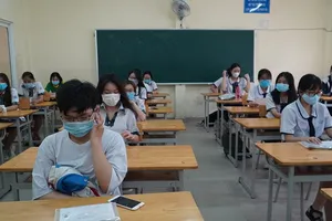 Thí sinh ngồi giãn cách làm thủ tục thi tốt nghiệp THPT 2020