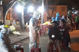 Ngư dân, thương lái xếp hàng xuyên đêm chờ lấy mẫu xét nghiệm