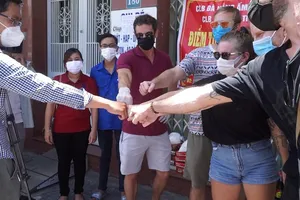 Người nước ngoài chung sức cùng Đà Nẵng chống dịch 