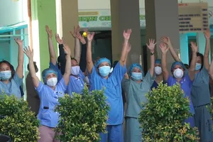 Bác sĩ, điều dưỡng reo hò khi bệnh viện Đà Nẵng dỡ phong tỏa
