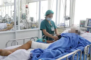 Người đàn ông bị rắn hổ mang chúa cắn còn phải thở máy