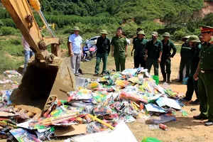 Nghệ An: Tiêu hủy 100 dao kiếm, súng tự chế các loại 