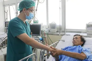 Người đàn ông bị rắn hổ mang chúa cắn đã tự thở tốt