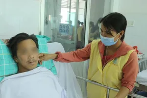 Vợ người bị rắn hổ mang cắn tặng 80 triệu hỗ trợ người khác