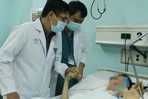 BS Chợ Rẫy về Đồng Nai hỗ trợ bệnh nhân ngộ độc pate chay