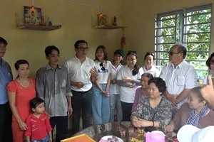 Vợ chồng Thúy Diễm tặng nhà tình thương cho người nghèo