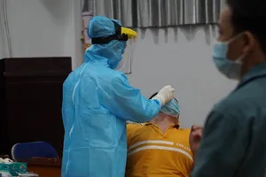 Xét nghiệm nhanh COVID-19 cho tiểu thương chợ đầu mối Hóc Môn