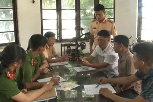 Xử phạt 2 chủ thuyền du lịch rải vàng mã xuống sông Hương