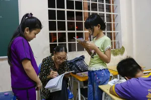 Cô Ba bán vé số và lớp học tình thương