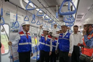 Video: Bí thư Nguyễn Thiện Nhân tham quan tàu metro số 1 