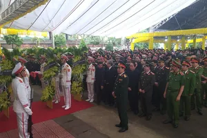 Phó Thủ tướng Trịnh Đình Dũng đến viếng 13 liệt sĩ hi sinh