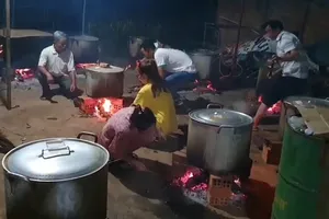 Người dân Đắk Lắk gói bánh tét hỗ trợ bà con miền Trung 