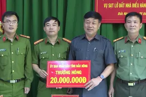 Thưởng nóng công an tỉnh phá án nhanh vụ lừa tiền ‘góa phụ’