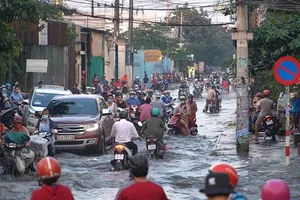 Đường Tân Thới Nhất 8 ngập sâu sau cơn mưa chiều ở TP.HCM