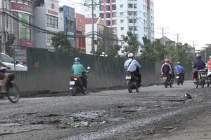 TP.HCM: Bao giờ mới hết những con đường ‘đau khổ’