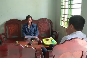 Bãi nhiệm tổ trưởng tổ dân phố giả chữ ký, bớt gạo cứu đói 