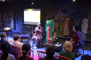 Tiếp nhận áo dài của các nhà giáo, nhà hoạt động văn hóa