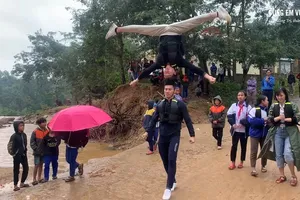 Quốc Cơ - Quốc Nghiệp đi cứu trợ và diễn xiếc ở vùng nước lũ 