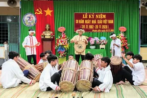 Video: Học sinh thích thú với lớp học trống Ghi-năng