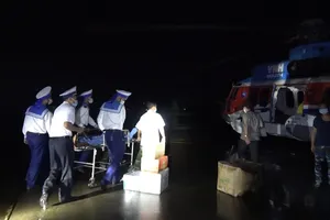 Đưa bệnh nhân từ Trường Sa về đất liền mổ cấp cứu trong đêm