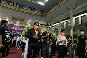 Video: Tiễn đưa thi hài nghệ sĩ Chí Tài ra sân bay 