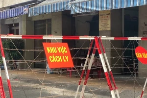 Video: Nghi có người mắc COVID-19, phong tỏa chung cư ở quận 5