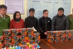 Video: Bắt giữ 5 đối tượng, thu gần 2 tạ pháo các loại