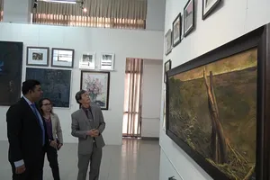 Video: Vẽ tranh gây quỹ giúp người bị ảnh hưởng bởi COVID-19