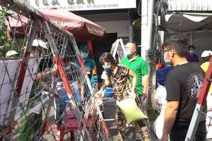 Video: Tặng quà cho người dân tại khu vực phong tỏa Mả Lạng