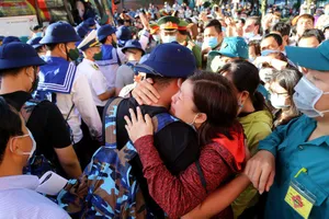 Video: Xúc động cảnh người thân tiễn các chiến sĩ nhập ngũ