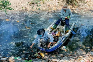 Gặp ông Cường quanh năm dọn rác không công ở rạch Ông Đồ