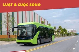 Người dân TP.HCM háo hức với xe buýt điện thông minh