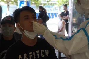 Xét nghiệm COVID-19 với 500 nhân viên masage, bar...