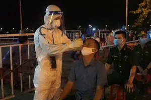 Video: Trắng đêm xét nghiệm COVID-19 cho ngư dân 