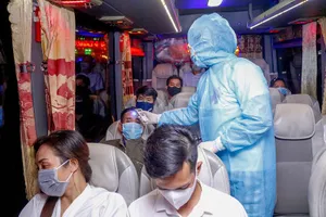 Video: Trắng đêm kiểm soát COVID-19 tại chân cầu Đồng Nai