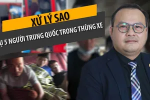 5 người Trung Quốc trốn trong thùng carton: Xử lý sao?