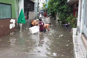 Video: TP.HCM mưa liên tục, người dân khơi cống chống ngập