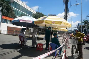 Video: Bệnh viện quận Tân Phú bị phong tỏa do COVID-19