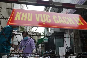 Video: Đi chợ giúp bà con trong khu phong tỏa