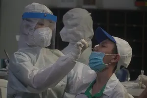 Video: Hơn 30.000 công nhân được lấy mẫu COVID-19 trong đêm