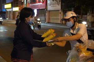 Video: “Đêm Sài Gòn' và những gói quà giúp đỡ người vô gia cư giữa mùa dịch